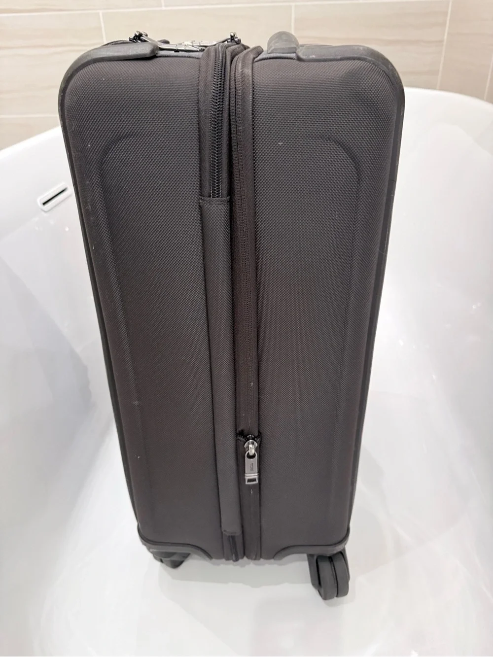 TUMI Alpha 3 Continental Dual Access Expandable Carry-On Spinner | Anthracite |